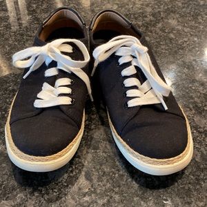 Vionic canvas tennis shoes